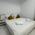 Apartman Studio303 By Allegio: Mamaia's Seaside Luxury Near Finest Clubs & Beaches