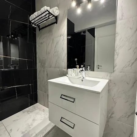 Studio303 By Allegio: Mamaia's Seaside Luxury Near Finest Clubs & Beaches Apartment Mamaia